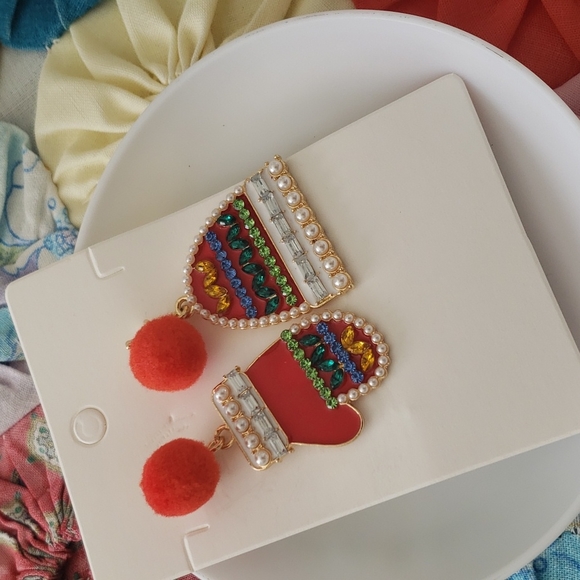 ⚡️ Red Hat & Mitten Enamel Earrings - Picture 2 of 3